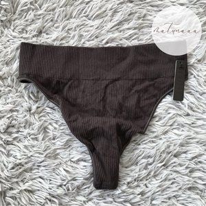 Skims Stretch Rib Thong in Soot L/XL